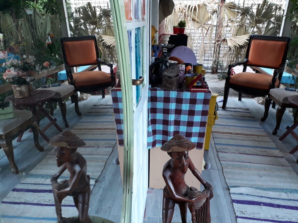 Side Tuana Garden Home