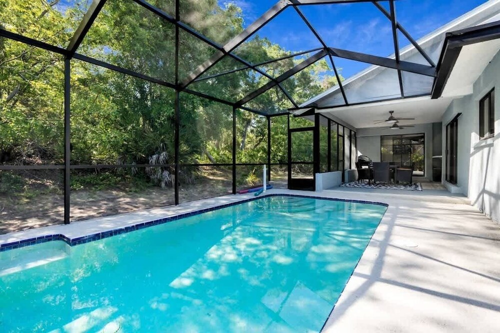 Hudson Retreat, 3 Bedroom Pool Home!