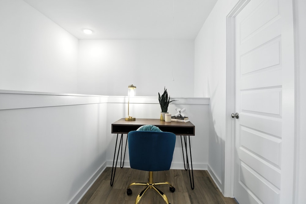New modern Townhouse, 3BR, 2.5B, near Mid City