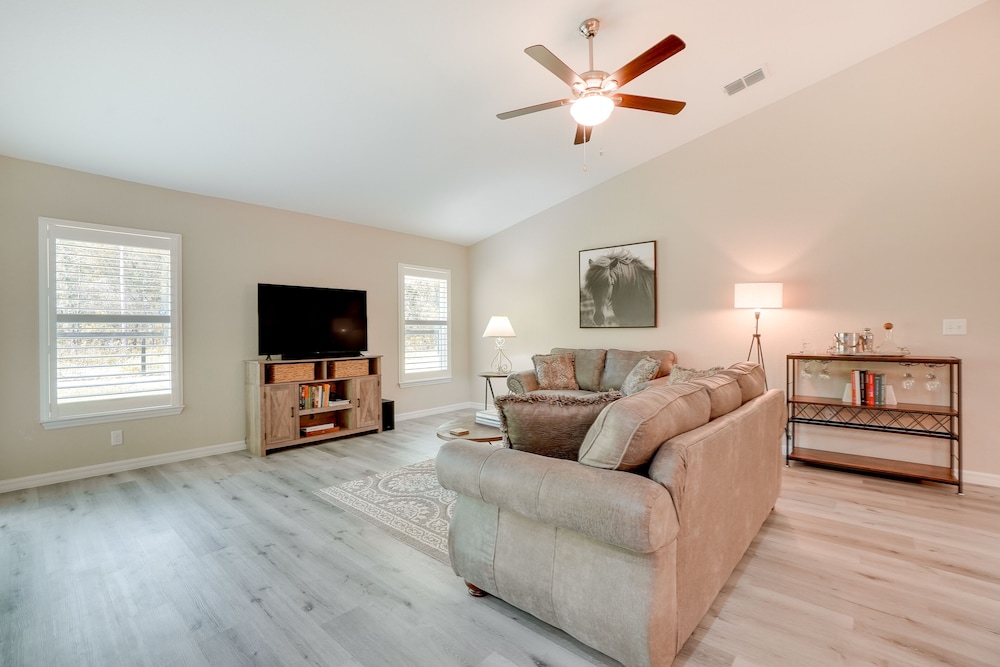 Pet-friendly Home w/ Fenced Yard in Dunnellon