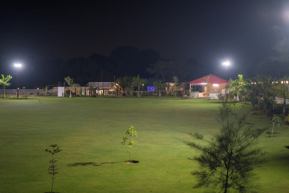 ELIVAAS 5 BHK With Pvt Pool - Zenora