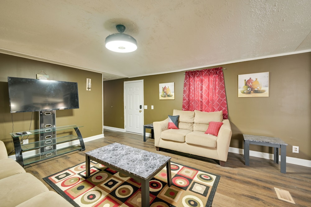 8 Mi to Dtwn Greenville: Bethel Home w/ Yard