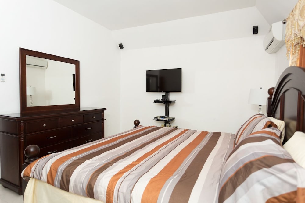 New Kingston Guest Apt at Fairway