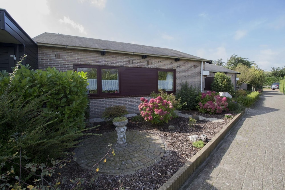 Bungalow in Sint Maartenszee Near Dune