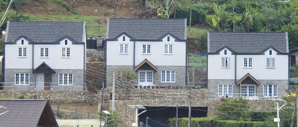 Lakeside Cottages