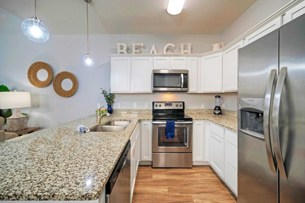 Sleeps 29, 3 Homes Beachside Resort Pool, Walk to the Beach