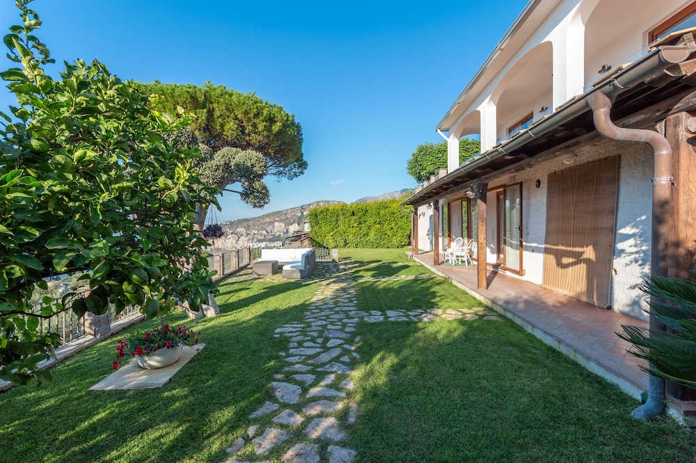 Luxury Villa with breathtaking Seaview, pool, BBQ