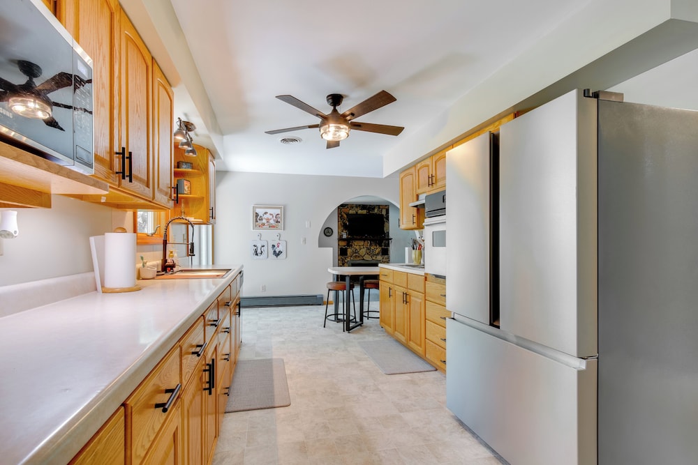 9 Mi to Downtown Rushville: Cozy Getaway w/ Grill