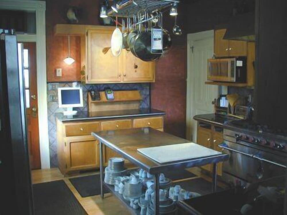 Robins Nest Bed & Breakfast