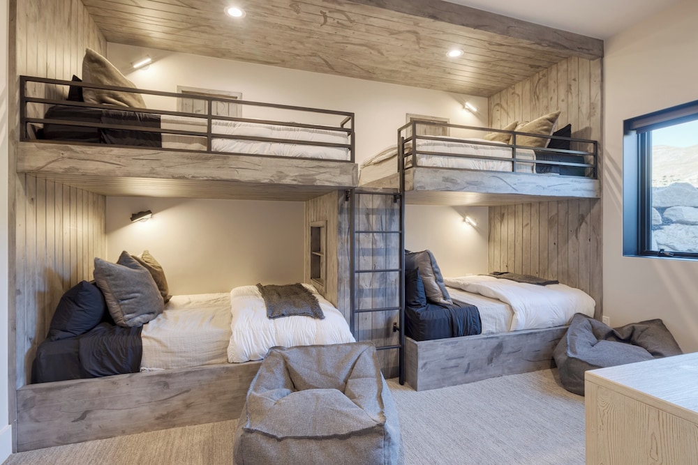 Reflection by Avantstay Sleeps 18 + Lake Views Hot Tub + Game Room view 5