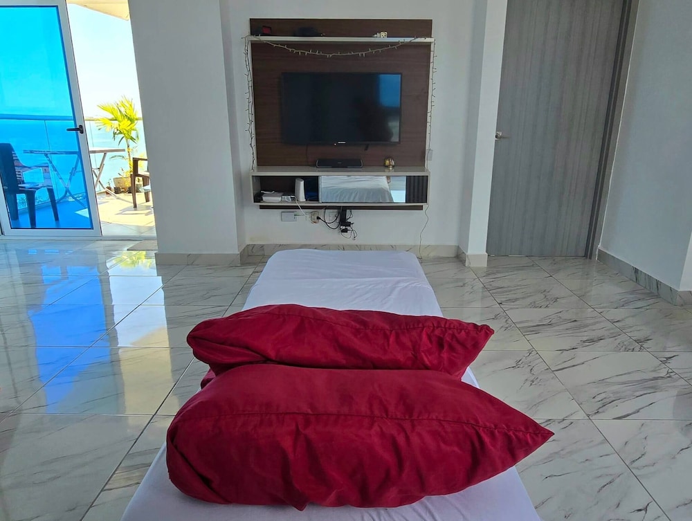 Room-sofa Bed Stay Rooftop Pool & Gym, A
