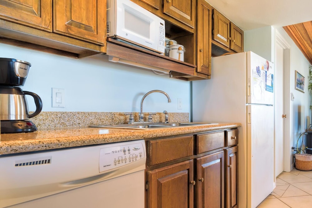 Beachfront Condo With Pool, hot tub & Sundeck! view 2