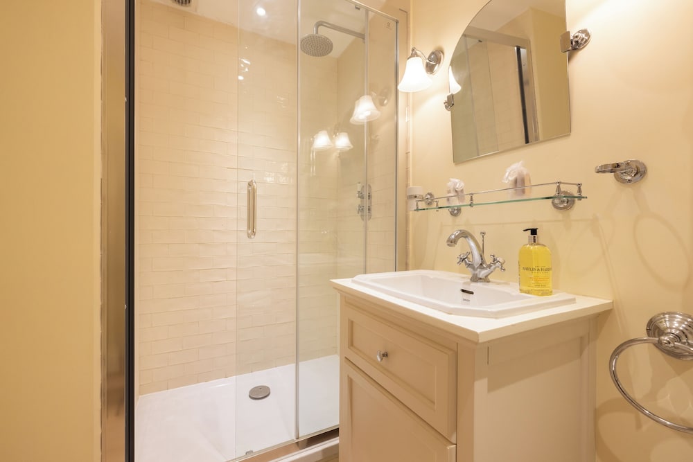 The Chelsea Abode - 4bdr Home With Terrace