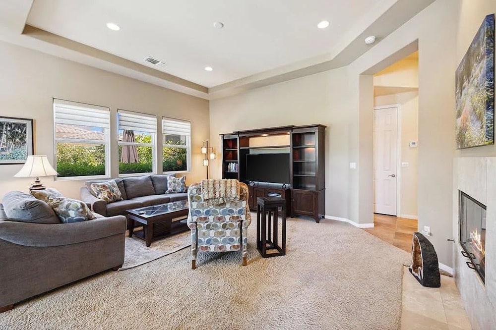Stylish 2BR w Spa Patio