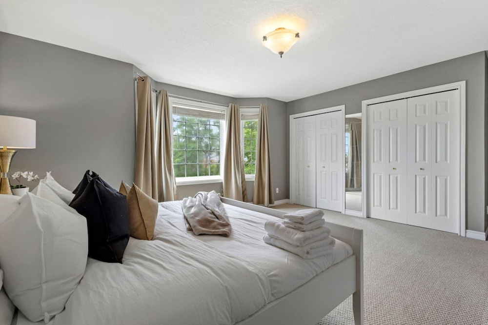 High-ceiling Home Relaxing Patio in Waterloo