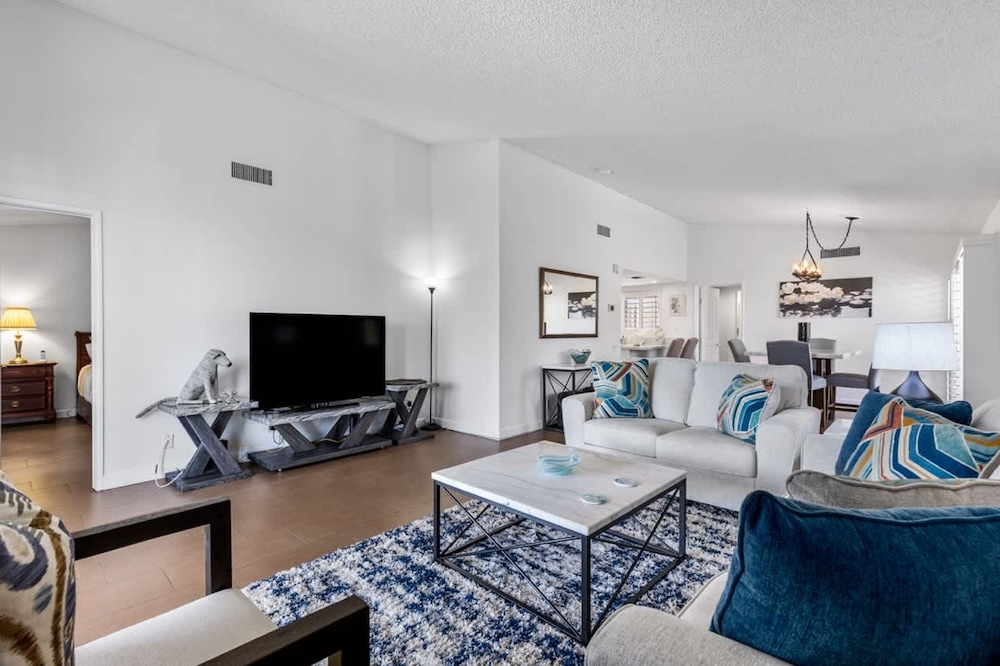 Desert Flower- Ironwood CC Condo Pool Spa