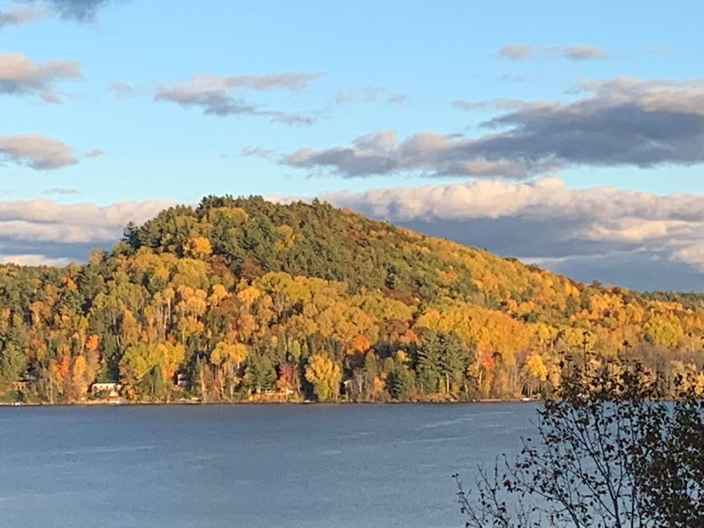 Renovated Chalet for Rent in Front of the Lake