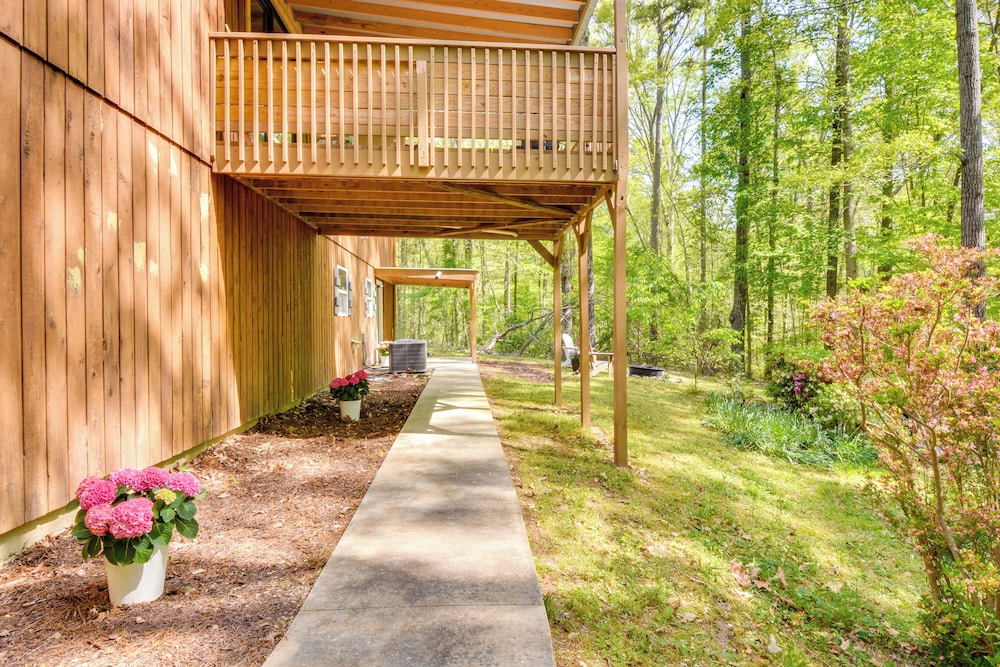 2 Mi to Toccoa Falls: Cozy Getaway w/ Fire Pit!