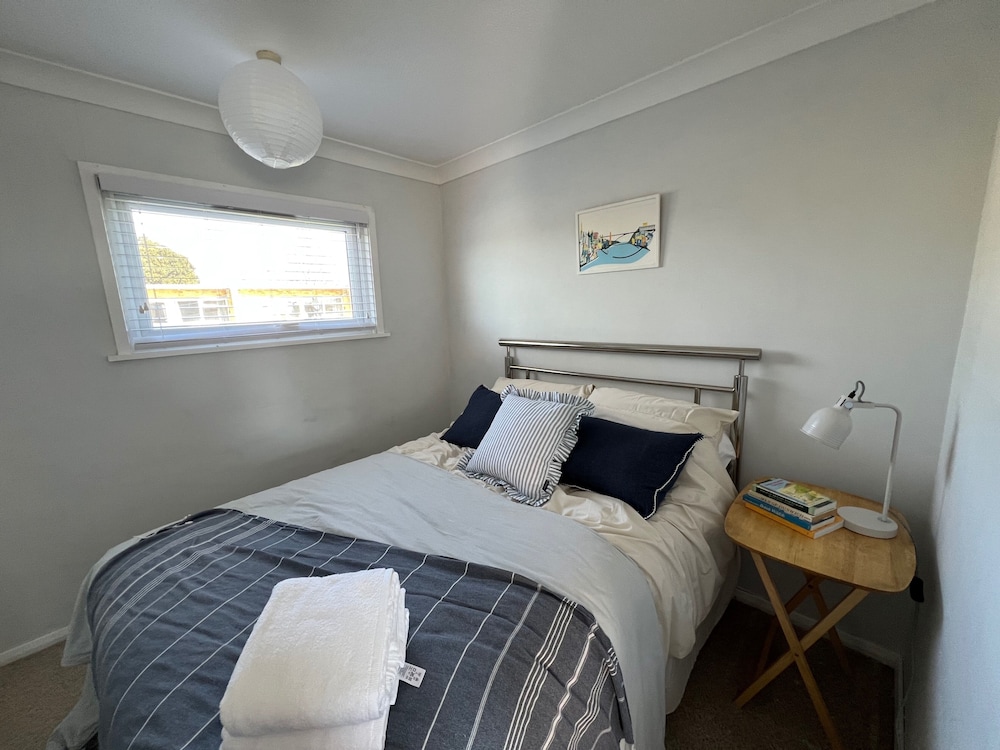 Beach Chalet - 2 Bedrooms - 4 Guests - Parking
