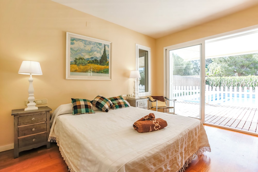 Just 10 Minutes From Sitges, House With Private Garden and Pool-