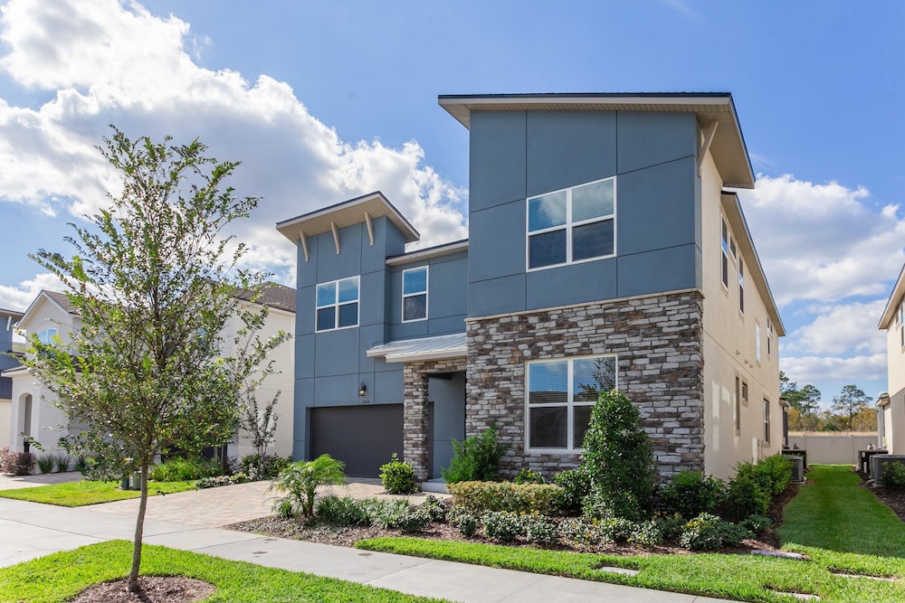 9 BD 6.5 BH With Game Room and Pool - Image 1