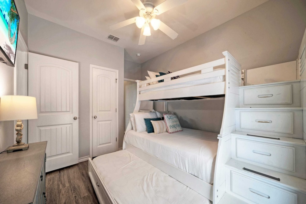 Sleeps 29, 3 Homes Beachside Resort Pool, Walk to the Beach