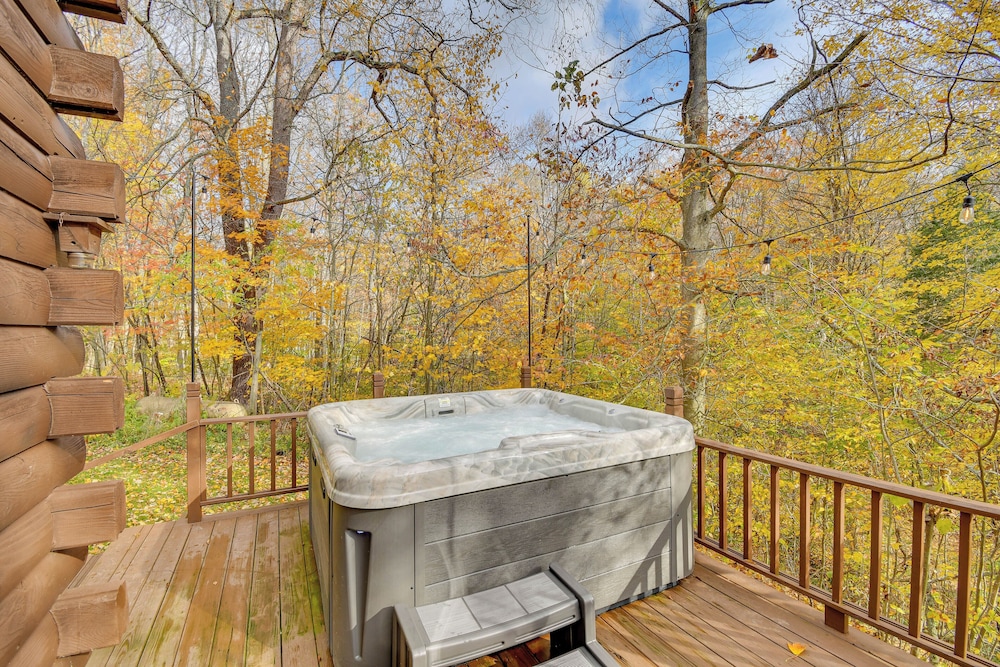 Private Hannibal Cabin With Sauna & Hot Tub!