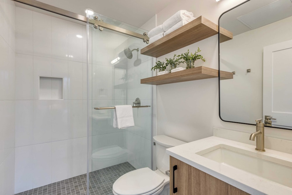 2 Units Minutes to Old Bend Deck + Hot Tub 1216 Skyline Ranch by Avantstay