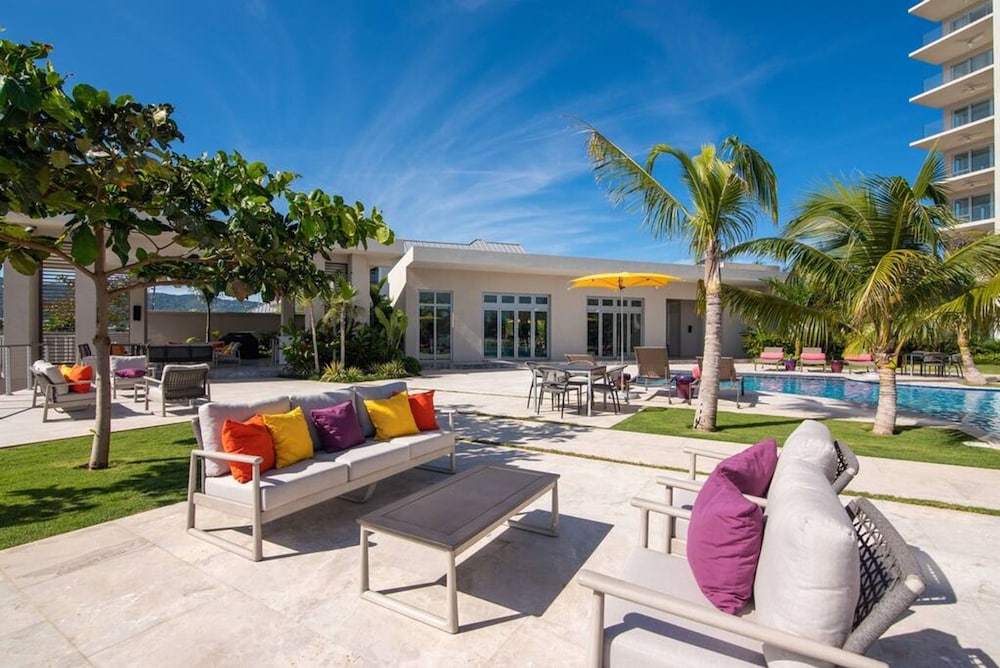 Stylish Paradise Luxury Waterfront Apartment at Soleil Residences