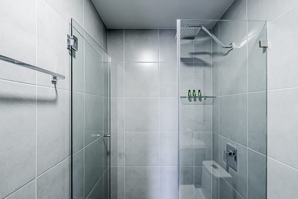w Stunning 2BR w Great Deco in Centriqo