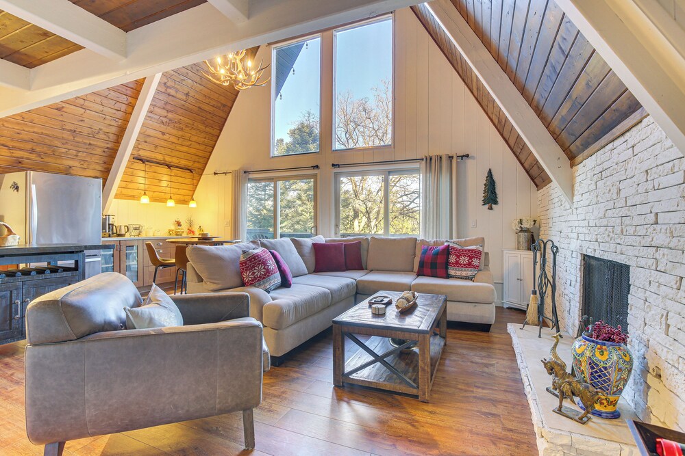 Family-friendly Lake Arrowhead Cabin w/ Game Room!