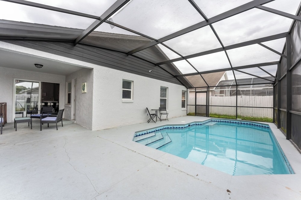 Heated Pool & Bathtub 4BR Near Disney