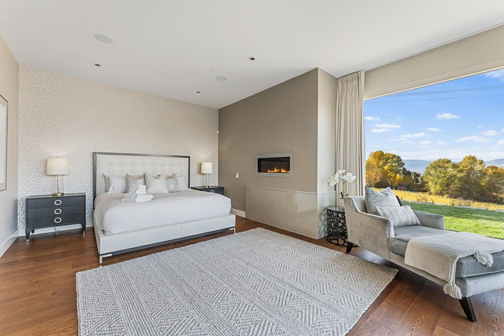 Lakeview Luxury Home in Vineyard w Infinity Pool hot tub - Image 3