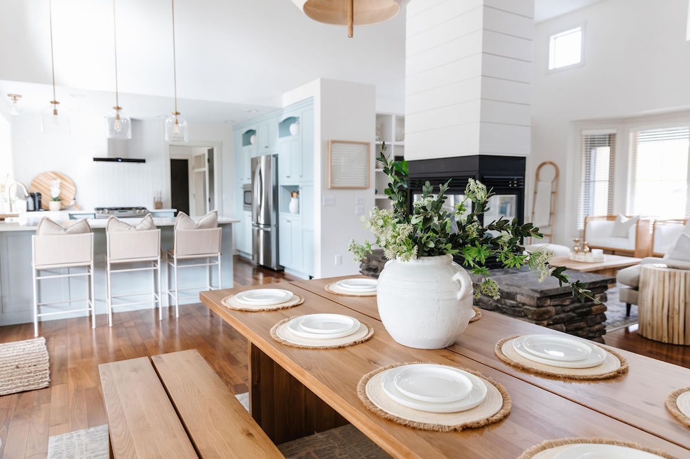 Private Luxury Oasis w Pool HT Parking