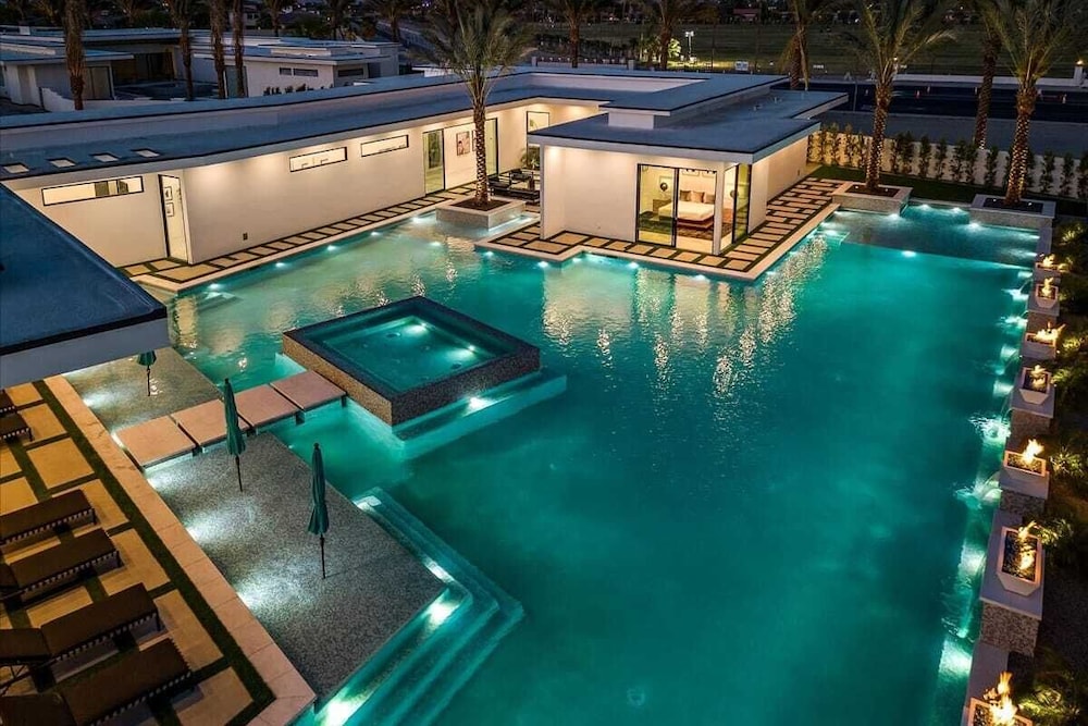 Sleeps 23 Luxury Villa w/ Pool, Hot Tub & Pickleball Court Bravo Villa 10
