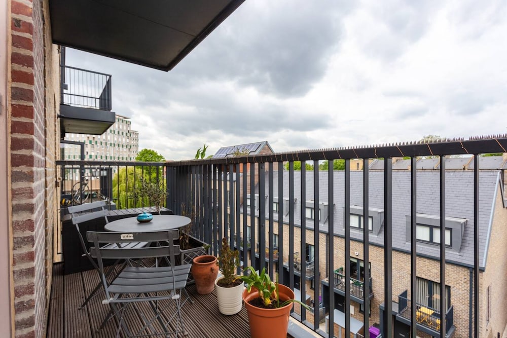 Bright 2 Bedroom Apartment Near Victoria Park