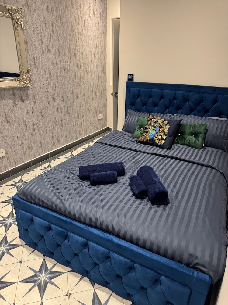 Gloucester - Apartment - Sleeps 2 - Parking - 97ws