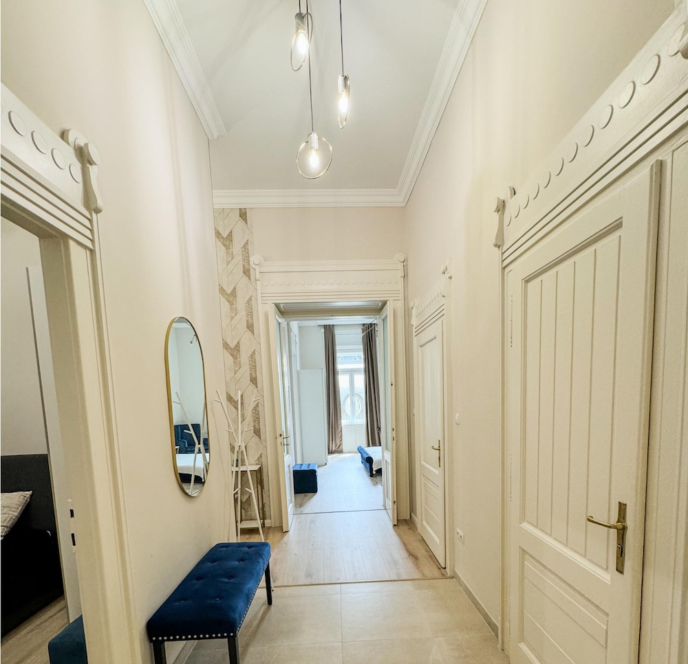 Luxury 3BR Apartment Near Basilica & Parliament
