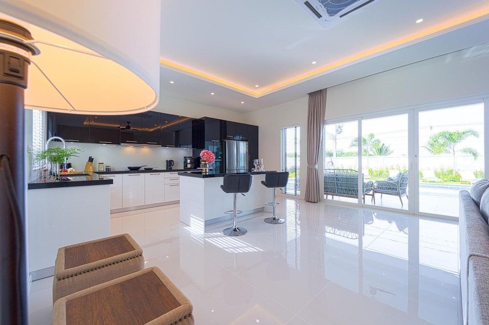 Modern 3 Bedroom Villa AS1