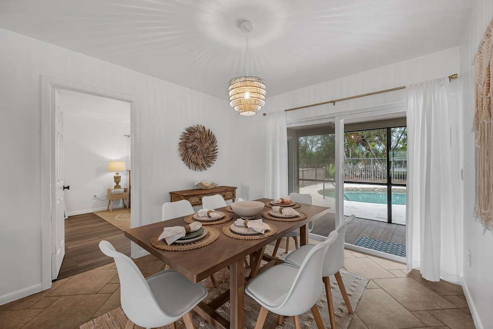 Naples Henrie Hideaway - Private Pool, Pet Friendly 12 Mins From Beach & Downtown 3 Bedroom Home