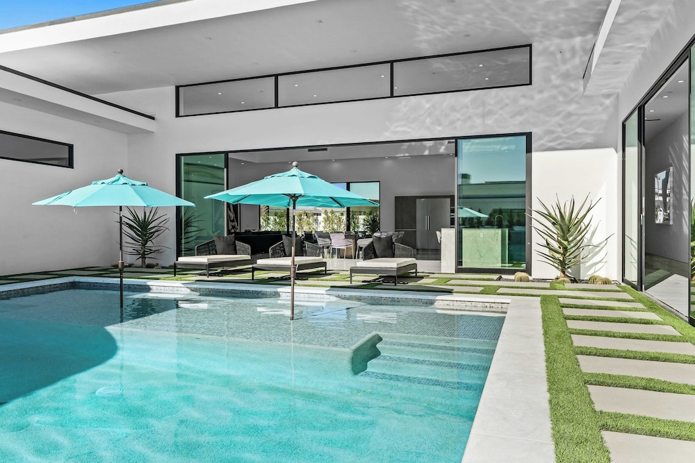 Exclusive Indio Villa Pool, Hot Tub, Putting Green Sleeps 18 Bravo #6