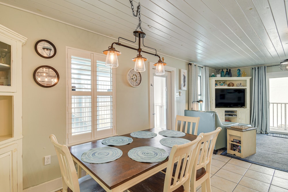 Balcony w/ Pool & Beach Views: Gulf Shores Condo!