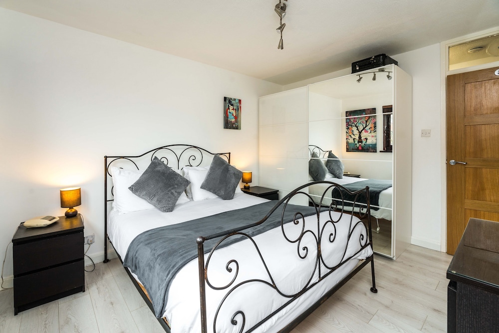 Luxury Islington Apartment With Balcony