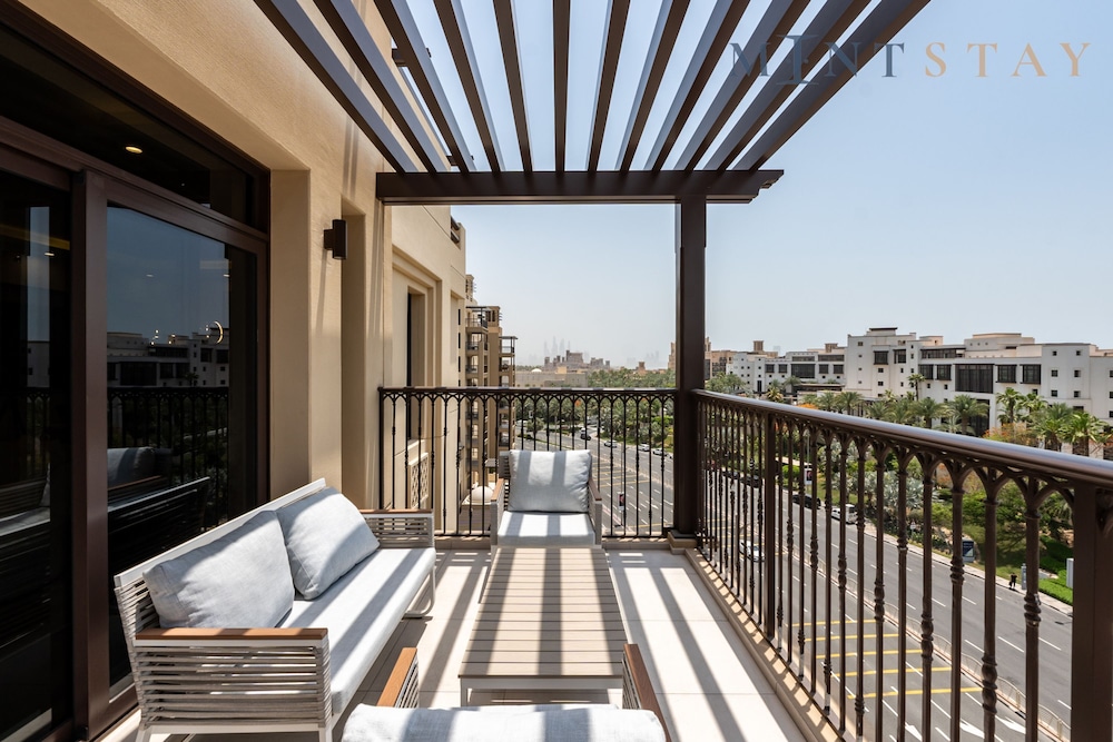 Modern 4BR w Full Burj Al Arab View Pvt Rooftop