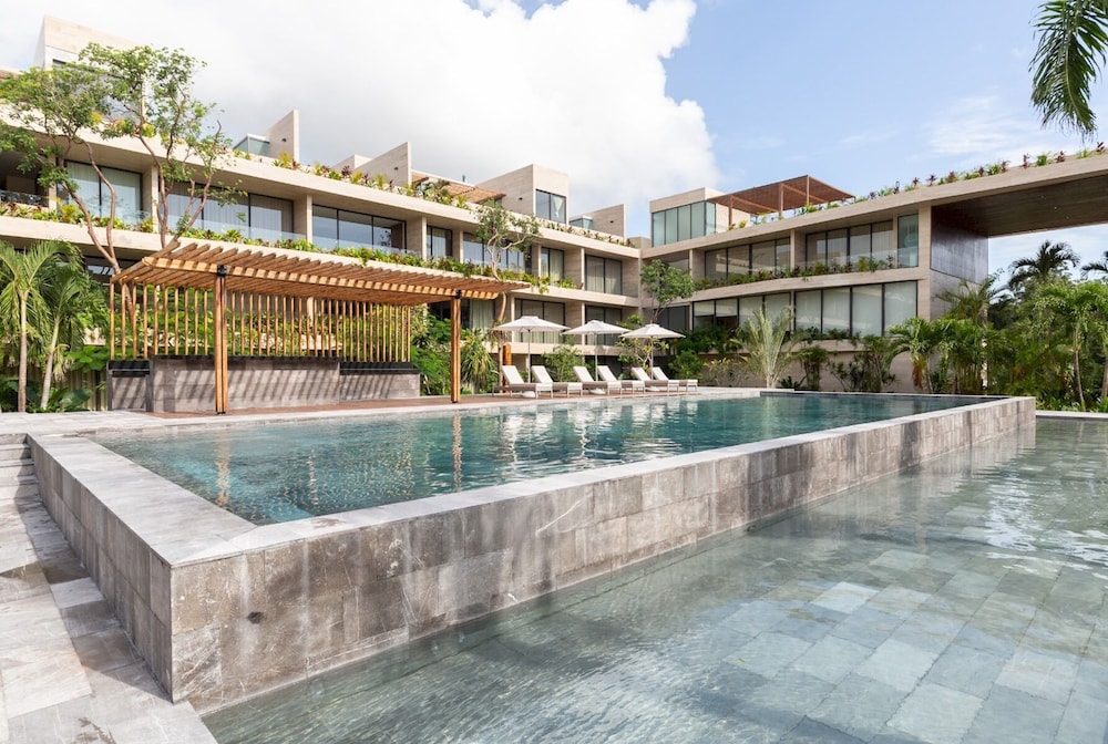 Luxurious Studio Best Ameneties GYM Stunning Pools Shuttle Service Wifi view 3
