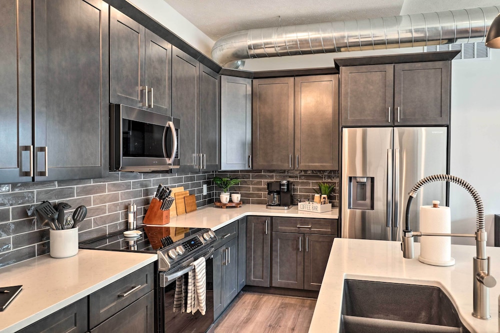 Walk to UNL Campus: Dtwn Lincoln Loft Apt! view 3
