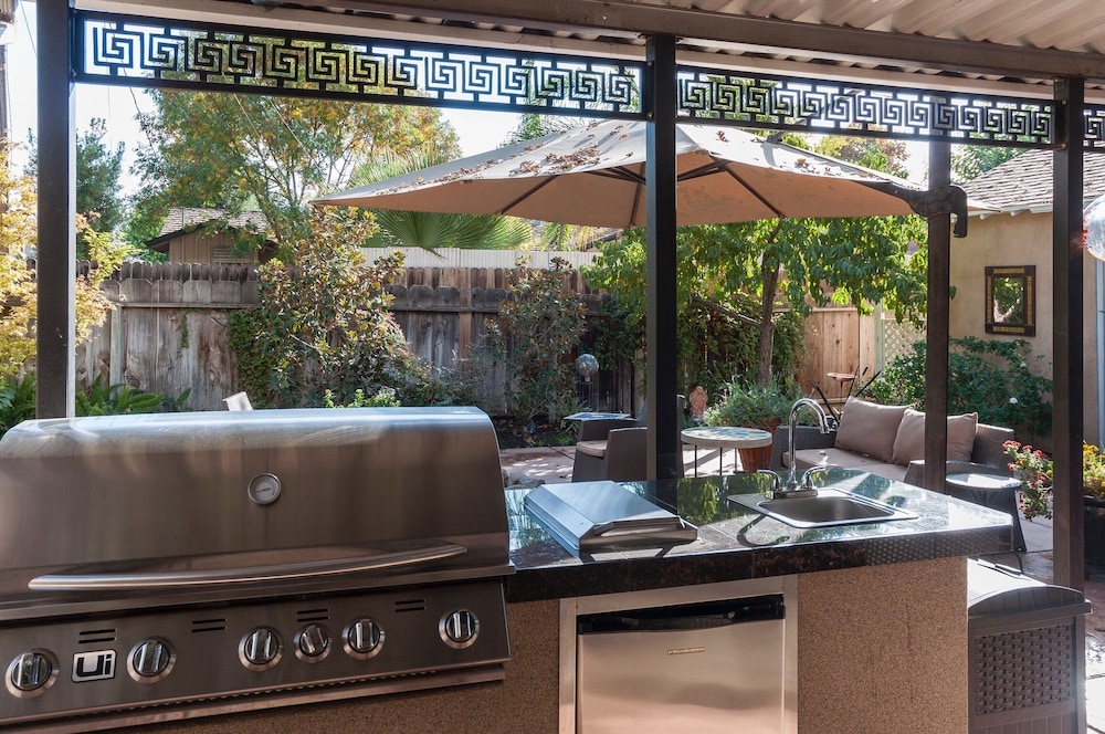 Large Groups Sequoia Park, CA Coast Wineries, Skiing. Enjoy Fire Pit, Hot Tub, Outdoor Kitchen