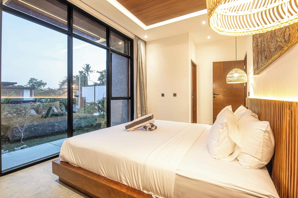 Opulent 5BR Modern Villa 400m From the Ocean