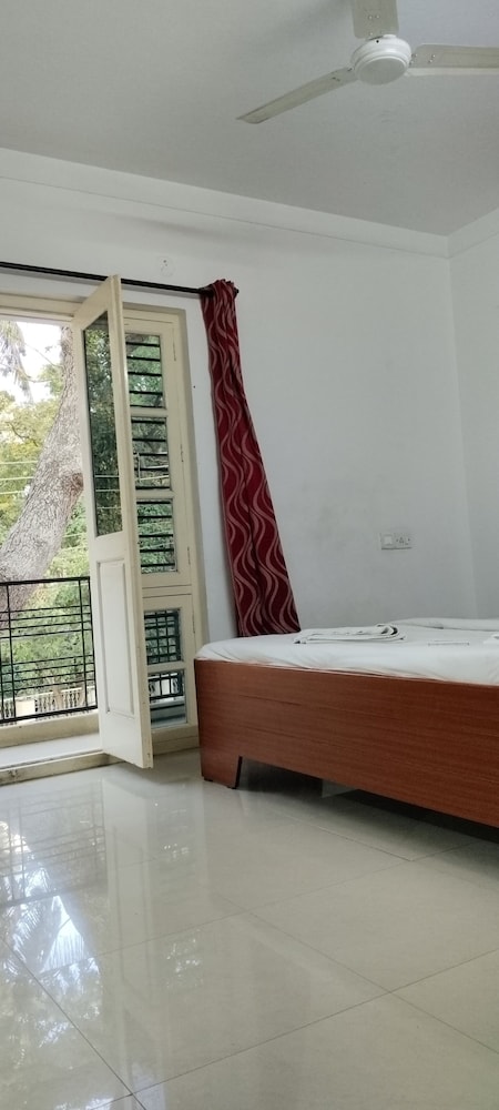 VARSHA ENCLAVE WHITE HOUSE
