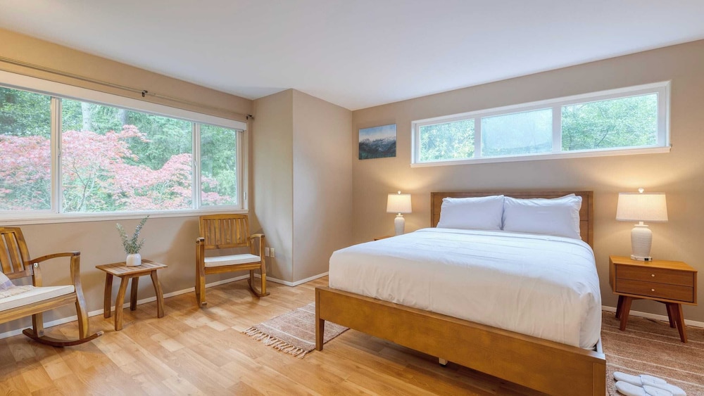 Stylish Forest Getaway on Whidbey Island Near Beaches, Wineries & Trails Cedarview Retreat by Avantstay